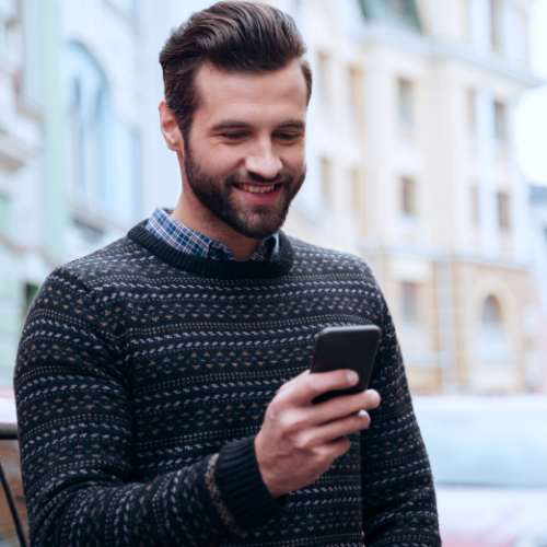 smiling man using lekker parkeren app